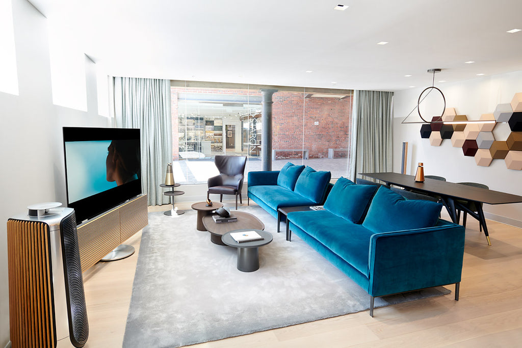 Wohnzimmer mit Bang & Olufsen Fernseher und Lautsprechern
